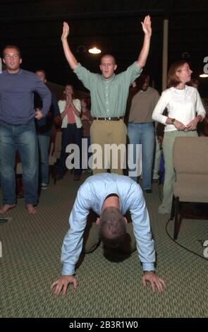 Waco, Texas USA, 14 novembre 2001: I membri della Chiesa Battista Antiochia di Waco celebrano la liberazione degli operatori umanitari e degli alunni della Baylor University, Heather Mercer e Dana Curry. I due membri della chiesa sono stati tenuti dai talebani per più di tre mesi e sono stati rilasciati all'inizio di giovedì e volarono in Pakistan. ©Bob Daemmrich Foto Stock