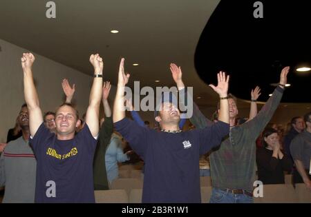 Waco, Texas USA, 14 novembre 2001: I membri della Chiesa Battista Antiochia di Waco celebrano la liberazione degli operatori umanitari e degli alunni della Baylor University, Heather Mercer e Dana Curry. I due membri della chiesa sono stati tenuti dai talebani per più di tre mesi e sono stati rilasciati all'inizio di giovedì e volarono in Pakistan. ©Bob Daemmrich Foto Stock