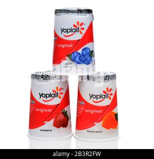 Irvine, CA - 15 SETTEMBRE 2014: Tre diversi contenitori di Yogurt Originale Yoplait. Nel 1965, due cooperative lattiere francesi, Yola e Codarit, mer Foto Stock