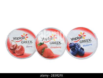 Irvine, CA - 15 SETTEMBRE 2014: Tre diversi contenitori di Yogurt greco Yoplait isolati su bianco. Nel 1965, due cooperative lattiere francesi, Yola A. Foto Stock