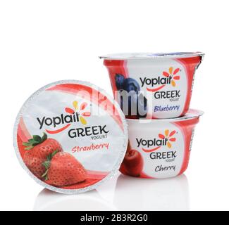 Irvine, CA - 15 SETTEMBRE 2014: Tre contenitori di Yogurt greco Yoplait, ciliegia, fragola e Mirtillo. Nel 1965, due cooperative lattiere francesi, Foto Stock