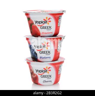 Irvine, CA - 15 SETTEMBRE 2014: Tre diversi contenitori di Yogurt greco Yoplait. Nel 1965, due cooperative lattiere francesi, Yola e Codarit, si sono fuse Foto Stock
