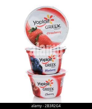 Irvine, CA - 15 SETTEMBRE 2014: Una pila di tre diversi contenitori di Yogurt greco Yoplait. Nel 1965, due cooperative lattiere francesi, Yola e Copl Foto Stock