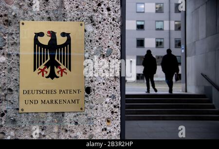 Monaco, Germania. 05th Mar, 2020. Un segno con l'iscrizione 'Deutsches Patent- und Markenamt' è visibile all'ingresso principale dell'Ufficio brevetti tedesco. Credit: Sven Hoppe/Dpa/Alamy Live News Foto Stock