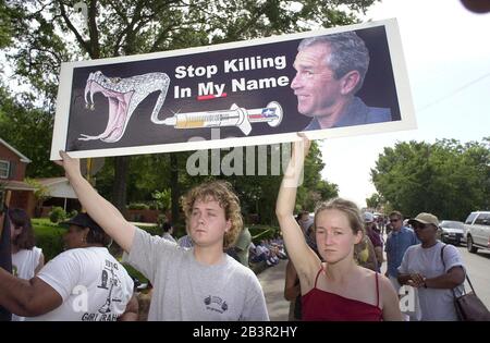 Huntsville, Texas USA, 22JUN00 USA: I manifestanti si radunano al di fuori delle mura unità del Dipartimento delle correzioni del Texas il giorno dell'esecuzione dell'assassino condannato Gary Graham. Da sinistra a destra, Jess Parther e Lizzy Lynn di Houston. ©Bob Daemmrich Foto Stock