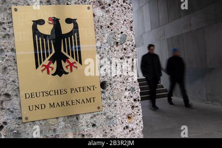 Monaco, Germania. 05th Mar, 2020. Un segno con l'iscrizione 'Deutsches Patent- und Markenamt' è visibile all'ingresso principale dell'Ufficio brevetti tedesco. Credit: Sven Hoppe/Dpa/Alamy Live News Foto Stock