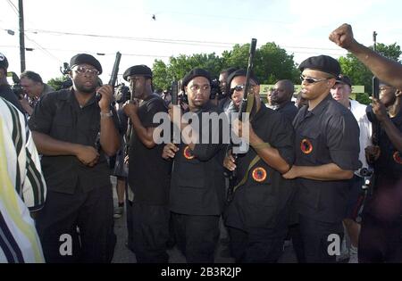 Huntsville, Texas USA, 22JUN00 USA: I manifestanti si radunano al di fuori delle mura unità del Dipartimento delle correzioni del Texas il giorno dell'esecuzione dell'assassino condannato Gary Graham. Queste sono le New Black Panthers di Houston. ©Bob Daemmrich Foto Stock