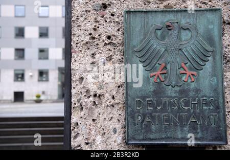 Monaco, Germania. 05th Mar, 2020. Un segno con l'iscrizione 'Deutsches Patentamt' può essere visto all'ingresso principale dell'Ufficio brevetti tedesco. Credit: Sven Hoppe/Dpa/Alamy Live News Foto Stock