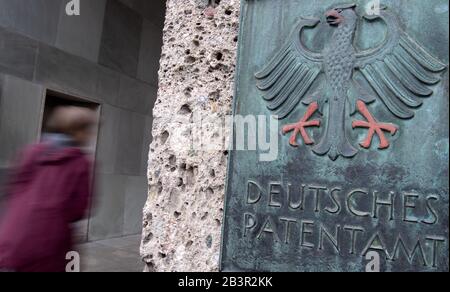 Monaco, Germania. 05th Mar, 2020. Un segno con l'iscrizione 'Deutsches Patentamt' può essere visto all'ingresso principale dell'Ufficio brevetti tedesco. Credit: Sven Hoppe/Dpa/Alamy Live News Foto Stock