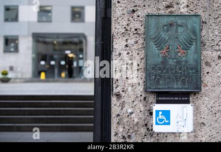 Monaco, Germania. 05th Mar, 2020. Un segno con l'iscrizione 'Deutsches Patentamt' può essere visto all'ingresso principale dell'Ufficio brevetti tedesco. Credit: Sven Hoppe/Dpa/Alamy Live News Foto Stock