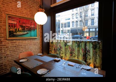 Vista interna della Proof on Main il ristorante e' decorato con opere d'arte contemporanea nel 21C Museum Hotel.Louisville.Kentucky.USA Foto Stock