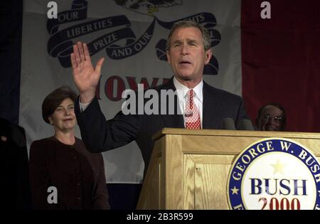 Des Moines, Iowa USA, 24JAN00: Texas Gov. George W. Bush dà la promessa di vittoria lunedì notte durante una conferenza stampa dopo aver vinto il voto repubblicano ai Caucuses dell'Iowa. ©Bob Daemmrich Foto Stock