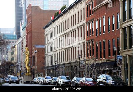 La statua d'oro del David fuori del 21c Museum Hotel da Serkan Ozkaya sulla West Main Street.Louisville.Kentucky.USA Foto Stock