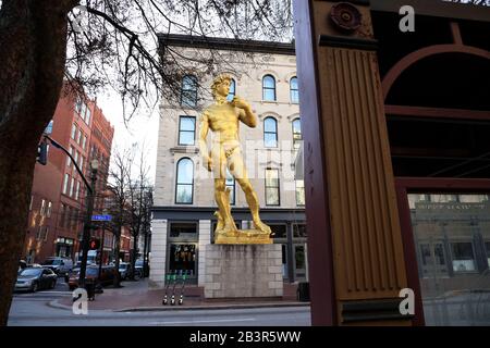 La statua d'oro del David fuori del 21c Museum Hotel da Serkan Ozkaya sulla West Main Street.Louisville.Kentucky.USA Foto Stock