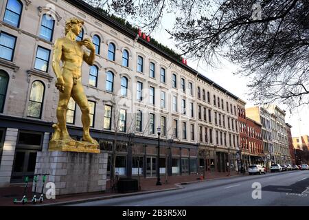 La statua d'oro del David fuori del 21c Museum Hotel da Serkan Ozkaya sulla West Main Street.Louisville.Kentucky.USA Foto Stock