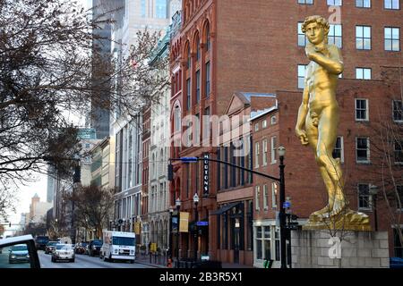 La statua d'oro del David fuori del 21c Museum Hotel da Serkan Ozkaya sulla West Main Street.Louisville.Kentucky.USA Foto Stock