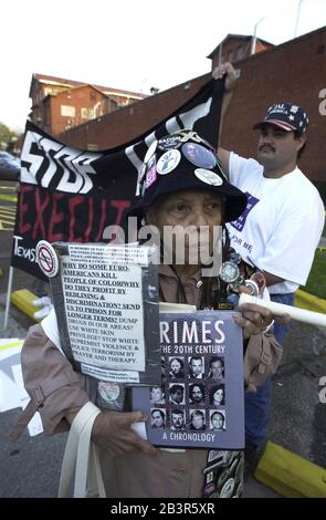 Huntsville, Texas USA, 24FEB00: Attivista Jean Deming di Houston al di fuori delle mura unità del Dipartimento del Texas di correzioni che protestano la morte di Betty Lou Beets. ©Bob Daemmrich Foto Stock