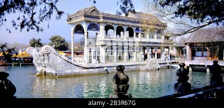Pechino, Cina, Marzo 2005 - Barca in marmo Cinese situata sul lago Kunming al Palazzo Estivo di Pechino. Fu completata nel 1893. Foto Stock
