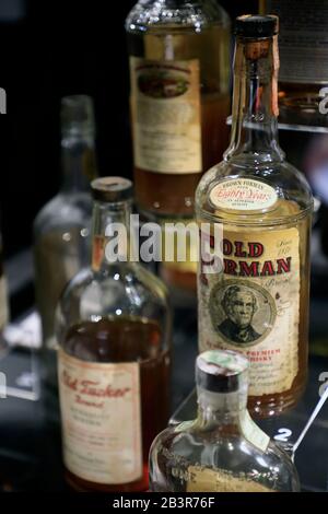 Whisky di Bourbon rari e vintage vengono visualizzati nella sezione "raffinata" della mostra Spirit of Kentucky.Frazier History Museum.Louisville.Kentucky.USA Foto Stock