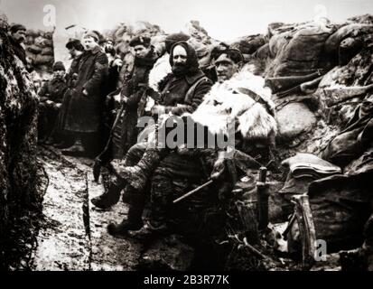 Soldati britannici dei Royal Scots Fuseliers durante il primo inverno (1914) della Prima guerra mondiale nelle trincee a la Bouteillerie, vicino Neuve Chapelle nella regione di Artois in Francia. Foto Stock