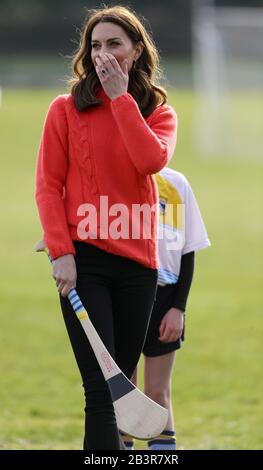 La duchessa di Cambridge durante una visita al club della GAA di Salthill Knocknacarra a Galway per saperne di più sugli sport tradizionali durante il terzo giorno della loro visita nella Repubblica d'Irlanda. Foto Stock