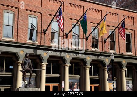 I figli della libertà 1775 la statua di Minuteman di James Muir mostra Di fronte alla Società Nazionale dei figli del Edificio della Rivoluzione americana nella strada principale di Louisville.Kentucky.USA Foto Stock