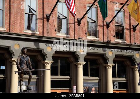 I figli della libertà 1775 la statua di Minuteman di James Muir mostra Di fronte alla Società Nazionale dei figli del Edificio della Rivoluzione americana nella strada principale di Louisville.Kentucky.USA Foto Stock