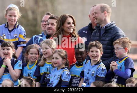 Il Duca e la Duchessa di Cambridge durante una visita al club della GAA di Salthill Knocknacarra a Galway per saperne di più sugli sport tradizionali durante il terzo giorno della loro visita nella Repubblica d'Irlanda. Foto Stock