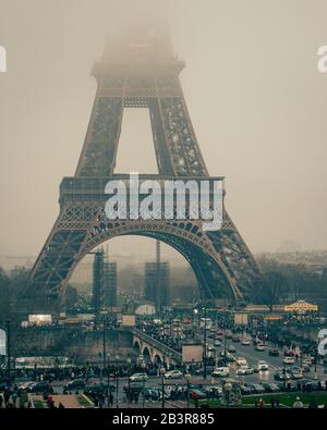 La Torre eiffel coperta di nebbia, viaggi, turismo, francia, parigi, architettura Foto Stock