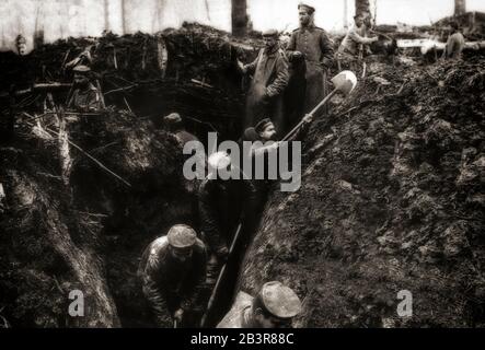 Truppe dell'esercito tedesco 5th scavando trincee nella regione di Argonne in Francia nel 1915. Foto Stock