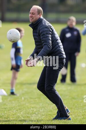 Il Duca di Cambridge durante una visita al club della GAA di Salthill Knocknacarra a Galway per saperne di più sugli sport tradizionali durante il terzo giorno della loro visita nella Repubblica d'Irlanda. Foto Stock