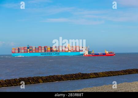 Rotterdam,Holland,01-marzo-2020:una delle più grandi navi portacontainer che entrano a rotterdam, l'importazione di container è ridotta dal virus corona COVID-19, normale queste navi entrano più spesso Foto Stock