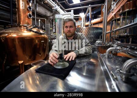 Un tecnico che utilizza un densimetro per controllare la prova dell'alcol della distilleria di whisky Bourbon di recente distillazione Evan Williams.Evan Williams Bourbon Experience.Louisville.Kentucky.USA Foto Stock