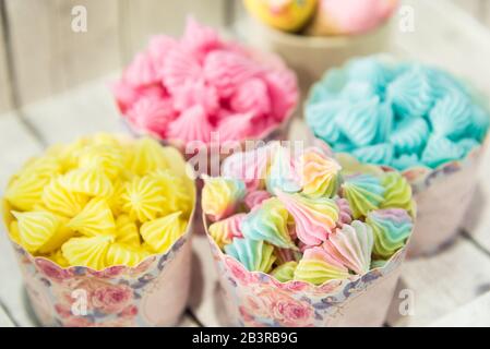 Dessert Thai tradizionale o ben conosciuto come 'Arlua' o dolce caramella Aalaw tono colorato Foto Stock