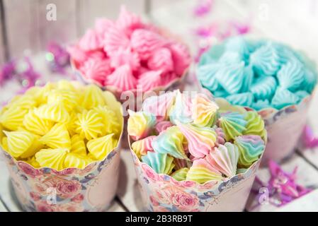 Dessert Thai tradizionale o ben conosciuto come 'Arlua' o dolce caramella Aalaw tono colorato Foto Stock