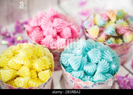 Dessert Thai tradizionale o ben conosciuto come 'Arlua' o dolce caramella Aalaw tono colorato Foto Stock