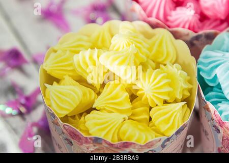 Dessert Thai tradizionale o ben conosciuto come 'Arlua' o dolce caramella Aalaw tono colorato Foto Stock