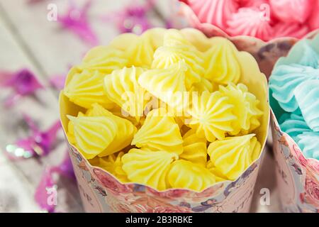 Dessert Thai tradizionale o ben conosciuto come 'Arlua' o dolce caramella Aalaw tono colorato Foto Stock