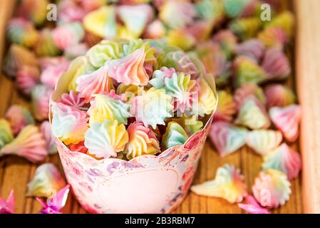 Dessert Thai tradizionale o ben conosciuto come 'Arlua' o dolce caramella Aalaw tono colorato Foto Stock