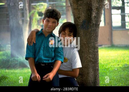Austin Texas USA, circa 1990: Ragazzi delle scuole elementari che mostrano la loro amicizia. ©Bob Daemmrich Foto Stock