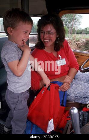 Austin Texas USA, marzo 1990: Autista di autobus scolastico Naka Hernandez con studente pre-scuola. ©Bob Daemmrich Foto Stock