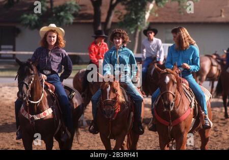 Seguin, Texas USA: Gli adolescenti in Texas High School Rodeo finals cavalcano i loro cavalli prima di partecipare agli eventi.. ©Bob Daemmrich Foto Stock