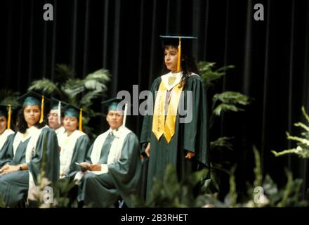 San Antonio Texas USA, 1990: Studenti che si diplomano alla John F. Kennedy High School nel distretto scolastico indipendente di Edgewood, fortemente ispanico. ©Bob Daemmrich Foto Stock