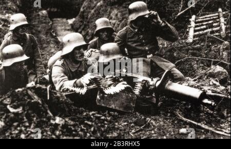 Soldati tedeschi che manning un Maschinengewehr 08, o MG 08, la mitragliatrice standard dell'esercito tedesco sul fronte occidentale nella prima guerra mondiale Foto Stock