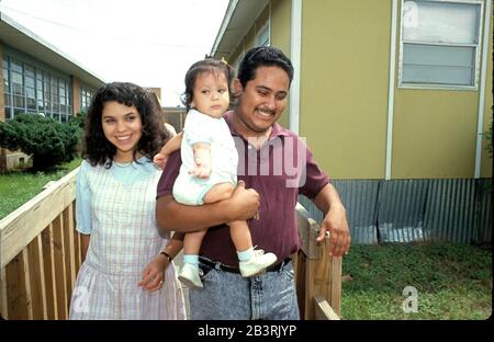 Austin Texas USA, circa 1989: I genitori ispanici teen pick up bambino dal centro di assistenza diurna scuola. ©Bob Daemmrich Foto Stock