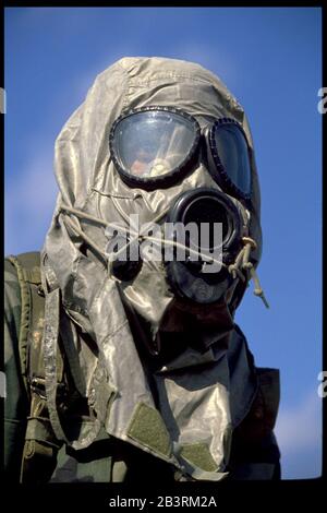 Fort Hood Texas USA, circa 1990: Soldato dell'esercito degli Stati Uniti che indossa una maschera a gas durante l'addestramento di guerra chimica. ©Bob Daemmrich Foto Stock