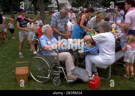 Waukesha, Wisconsin USA, circa 1986: Riunione della famiglia del clan del Midwestern Smith. ©Bob Daemmrich Foto Stock