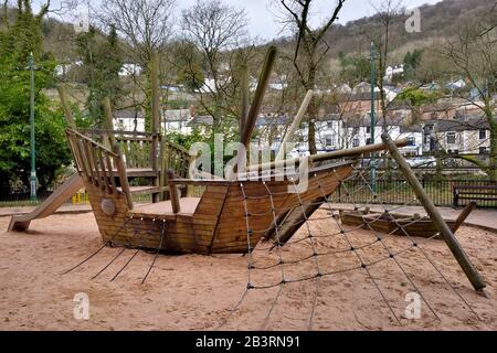 Sandy Playground barca nave pirata, Matlock Bath, Derbyshire, Inghilterra, Regno Unito Foto Stock