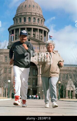 Austin, Texas USA: Coppia anziana ispanica che si esercita al Campidoglio del Texas. SIGNOR ©Bob Daemmrich Foto Stock