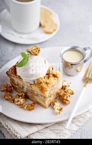 Budino al caramello con gelato e popcorn, dessert autunnale Foto Stock